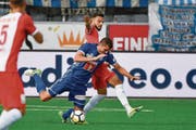 Die Thuner (hinten Matteo Tosetti) brachten den FCL (Pascal Schürpf) mit erstaunlich wenig Aufwand zu Fall. (Bild: Martin Meienberger/Freshfocus (Thun, 1. Oktober 2017))