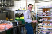 Kantinenchef Bruno Arnold. (Bild: Nadia Schärli / Neue LZ)