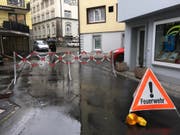 Eine der temporären Strassensperrungen in Einsiedeln am frühen Mittwochabend. (Bild: Benno Kälin, TeleZüri)