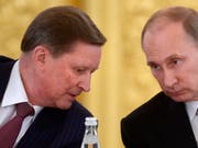 Iwanow (l.) galt als möglicher Nachfolger Putins. Nun räumt der Präsidialamtschef seinen Posten - auf eigenen Wunsch hin, sagt Putin. (Bild: KEYSTONE/AP RIA Novosti Kremlin Press Service/ALEXEI NIKOLSKY)