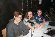 Das Moderatorenteam muss den Ablauf der Show im Griff haben (von links): Nino Baumgartner, Olivia Amstad und Janis Amstad. (Bild: Sepp Odermatt (Beckenried, 7. Dezember 2017))