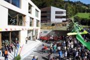 Viele junge und erwachsene Engelberger liessen es sich nicht entgehen, beim festlichen Akt der Schulhauseinweihung dabei zu sein. (Bild Oliver Mattmann)