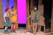 Hänsel (Nicolas Mathis) und Gretel (Martina Kiser) treffen das Chrischbäimli (Anna Minutella), das sehnsüchtig von einer Weihnacht in der Stube träumt. Bild: Corinne Glanzmann (Stans, 20. September 2016)