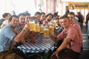 Am Samstag wird wieder mit den grossen Biergläsern angestossen. (Bild: Nadia Schärli (Altdorf,)