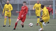 Will mit dem FC Stans zurück auf die Siegesstrasse: David Lehmann (in Rot), hier im Spiel gegen Altdorf. (Bild: Urs Hanhart (Stans, 6. Mai 2017))