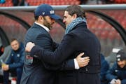 Freundschaftliche Umarmung nach dem Remis: FCL-Trainer Gerardo Seoane (rechts) und FCZ-Trainer Uli Forte. (Bild: Benjamin Soland/Freshfocus (Zürich, 18. Februar 2018))