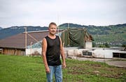 Kurt Wyrsch diese Woche vor dem Baugespann für den Wiederaufbau der Scheune. (Bild: Corinne Glanzmann / PD)