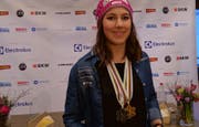 Star des Abends: Wendy Holdener mit ihren Gold- und Silbermedaillen. (Bild: Geri Holdener, Bote der Urschweiz)