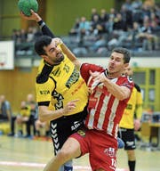Nach halbjähriger Absenz wegen eines Kreuzbandrisses gibt Marko Koljanin (am Ball) sein Comeback und erzielt dabei fünf Tore. (Bild: Urs Hanhart (Altdorf, 25. März 2017))