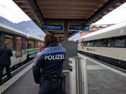 Auf jedem Gleis ist in Goldau ein Polizist stationiert – und schickt die Bahnreisenden weg, sobald diese den Bahnhof zu nahe kommen. (Bild: Geri Holdener / Bote der Urschweiz)