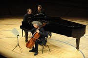 Am Zaubersee Festival im Jahr 2013 spielte der Cellist Steven Isserlis.zusammen mit Alexander Melnikov am Flügel auf der Bühne des KKL. (Bild: Boris Bürgisser / Neue LZ)
