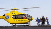 Ein Patient wird in einen TCS-Helikopter eingeladen. (Bild: PD)
