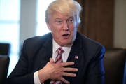 Trump traf sich noch am Mittag des Abstimmungstages mit konservativen Abgeordneten - mit dem Ziel, sie umzustimmen. (Bild: EPA)