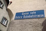 In diesem Dorf in Graubünden sind die Strassen in Rätoromanisch und Deutsch angeschrieben. (Bild: Arno Balzarini/Keystone)