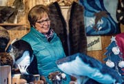 Setzt voll und ganz auf Handarbeit: Lina Schnidrig an ihrem Stand am Weihnachtsmarkt. (Bild: Nadia Schärli (Einsiedeln, 2. Dezember 2017))