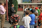 Schüler überreichen ihre Petition fürs Skaten dem Ennetbürger Gemeinderat. (Bild: pd)