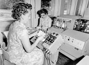 Die Wettscheine der Sport-Toto-Gesellschaft werden im August 1958 zur Ermittlung der Gewinner auf Mikrofilm aufgenommen. (Bild: Keystone)