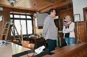 Walter Brun und Wirtin Romy Barmettler in der Gaststube des «Hirschen». (Bild: Martin Uebelhart (Buochs, 22. September 2017))