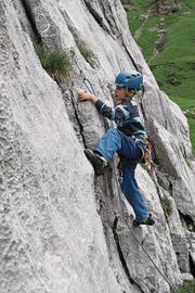 ... und der achtjährige Raffael Fullin stellen in einem der drei Klettergärten auf der Chammlialp ihr bereits beachtliches Können unter Beweis. (Bild: Bruno Arnold (Unterschächen, 16. Juli 2017))