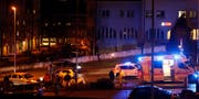 Mit unbestimmten Verletzungen hat man einen Fahrer hospitalisiert. (Bild: Geri Holdener, Bote der Urschweiz)