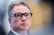 Andreas Meyer, CEO der SBB, informierte am Freitag über die ersten Erkenntnisse aus den Untersuchungen nach der Streifkollision zweier Züge in Rafz. (Bild: Keystone)