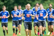 Markus Neumayr geht im gestrigen Abschlusstraining mit gutem Beispiel voran. Er sagt: «Ich versuche, im Mittelfeld der Kopf der Mannschaft zu sein.» (Bild: Keystone/Urs Flüeler)