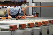 Für ältere Arbeitnehmer können Pensionskassen-Beiträge zum Problem werden. (Bild: Christian Beutler/Keystone (Mitlödi, 15. Juli 2014))