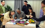 Photoshop für einmal nicht am Computer, sondern am Tisch: Auch hier arbeitet man mit Ebenen, Masken, Stempelfunktion und Weichzeichner. (Bild: Youtube)
