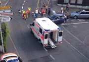 Angehörige des Rettungsdiensts kümmern sich um den Verletzten. (Bild: Leserbild Bote der Urschweiz)