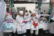 Diese Schlafmützen nehmen ihr Bett gar an die Fasnacht mit. (Bild: Edi Ettlin (Stans, 12. Februar 2018))