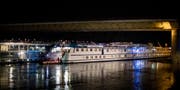 Zwei Hotelschiffe liegen am 26.12.2017 in Duisburg (Nordrhein-Westfalen) vor einer Brücke im Rhein. Bei einem Schiffsunfall wurden am späten Abend des 26.12.2017 nach aktuellem Stand zwei Personen schwer und 18 weitere leicht verletzt. Auf dem Rhein in Duisburg ist am Abend des zweiten Weihnachtsfeiertages ein Hotelschiff gegen einen Brückenpfeiler geprallt. Der Bug wurde beschädigt, das Schiff wurde evakuiert. An Bord des Flussschiffs «Swiss Crystal» befanden sich 129 Menschen, wie ein Polizeisprecher sagte. (Wiederholung mit verändertem Bildausschnitt) (KEYSTONE/DPA/Marcel Kusch) (Bild: Marcel Kusch/DPA)