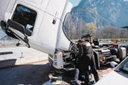 Ein italienischer Chauffeur repariert mit einem Mechaniker die Ölzufuhr. (Bild: Urs Hanhart (Erstfeld, 16. März 2017))