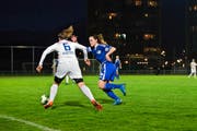 Fabiola Scheiber (rechts, gegen die Zürcherin Selina Kuster) gelingt die Torpremiere beim FC Luzern. Am Ende bleibt aber eine bittere Niederlage. (Bild Manuela Jans-Koch)