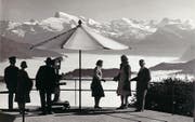 Touristen bewundern die Aussicht vom Stanserhorn mit einem Fernrohr. Das Bild dürfte in den 40er- oder 50er-Jahren entstanden sein. (Bild: Sammlung Christoph Berger/PD)