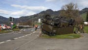 Der Duro überfuhr eine Verkehrsinsel (links) und überschlug sich. (Bild: Geri Holdener, Bote)
