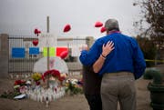 Die selbstgemachte Gedenkstätte soll an die Opfer der Schiesserei von San Bernardino erinnern. (Bild: AP Photo/ Jae C. Hong)
