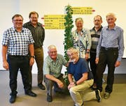Die Wanderleiter der Pro Senectute Uri; von links: Chef Gino Arnold, Stini Kempf, Karl Brand, Sepp Ziegler, Bernadette Tanner, Peter Böni und Hermann Planzer. (Bild: Georg Epp (Schattdorf, 31. Oktober 2017))