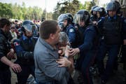Ukrainische Polizisten versuchen in der Stadt Odessa zwei Männer zu trennen, die während einer prorussischen Kundgebung aneinander geraten sind. (Bild: Keystone)