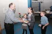 Sichtlich gerührt übergab Ruedi Kunz seinen Grosskindern Niah, Jara und Lino die ersten Bücher. (Bild: Paul Gwerder (Gurtnellen, 24. März 2018))