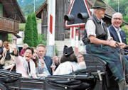 Maya Büchi mit Tochter Rebecca und Mann Moritz in der Kutsche. Vis-a-vis Landweibelin Hanna Mäder und Helen Keiser. Rechts der Sachsler Gemeindepräsident Peter Rohrer. Bild: Adrian Venetz (Sachseln, 1. Juli 2017)