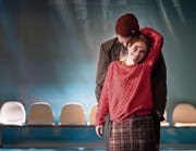 Liliom (Jakob Leo Stark) liebt seine Julie (Wiebke Kayser). Das Schlagen sein lassen kann er trotzdem nicht. (Bild: Ingo Höhn/PD)
