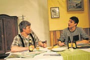 Mit dem Lustspiel „Dä Hobby Buir" startet die Jungmannschaft Stans-Oberdorf ins neue Jahr. Bauer Veri Weber (links, Lukas Odermatt) und Jungbauer (Pascal Privet) schmieden grosse Pläne-Bild: Rosmarie Berlinger (Oberdorf, 28. Dezember 2017) (Bild: Rosmarie Berlinger (Oberdorf, 28. Dezember 2017))
