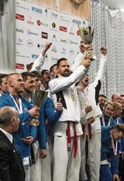 Starker Auftritt der Schweizer an der EM in Tallinn. Der Weggiser Pascal Egger stemmt nach dem Sieg im Teamwettkampf den Pokal. (Bild: PD (Tallinn, 14. Oktober 2017))