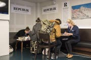 Menschen beteiligen sich am Crowdfunding des digitalen Magazins "Republik" von Project R. (Bild: KEYSTONE/Ennio Leanza)