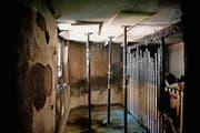 «Steihuis»-Wirt Daniel von Rotz steht vor zertrümmertem und verkohltem Material, das aus dem Lager hinter ihm geborgen wurde. (Bilder Corinne Glanzmann)