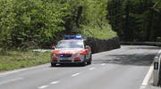 Eine Patrouille der Kantonspolizei Schwyz auf Einsatzfahrt mit Sondersignal. (Archivbild)