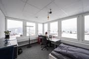 Im Bild das Universe 9 GebŠude (Altes GFK GebŠude) in Hergiswil. Hier wurde Wohnraum fŸr Studenten geschaffen. Im Bild ist Maschinentechnik Student Gregory Borer 21 in seinem Zimmer mit Seesicht (foto: roger gruetter) (Bild: Roger Grütter (Hergiswil, 3. März 2017))