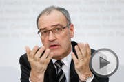 Bundesrat Guy Parmelin an der Medienkonferenz am Montagmorgen in Bern. (Bild: Keystone / Peter Klaunzer)