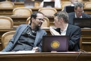 Jonas Fricker (rechts) diskutiert im Nationalrat mit einem Kollegen. (Bild: KEYSTONE/Anthony Anex)