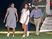 Ferien vorbei: US-Präsident Barack Obama mit Ehefrau Michelle und Tochter Malia bei der Ankunft vor dem Weissen Haus. (Bild: KEYSTONE/EPA ISP/CNP POOL/RON SACHS / POOL)